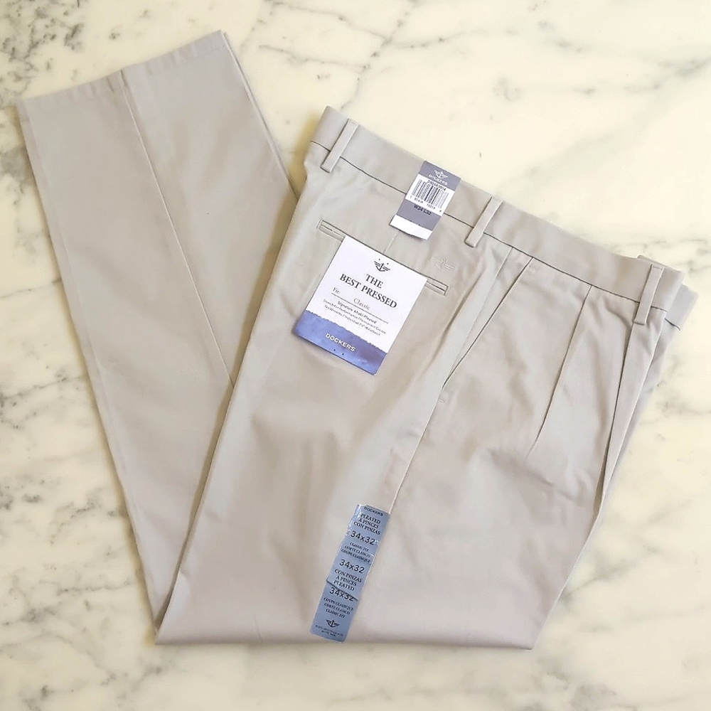 NWT. Dockers Signature Khaki-Pleated Classic Fit No Wrinkles 100% Cotton Pants.